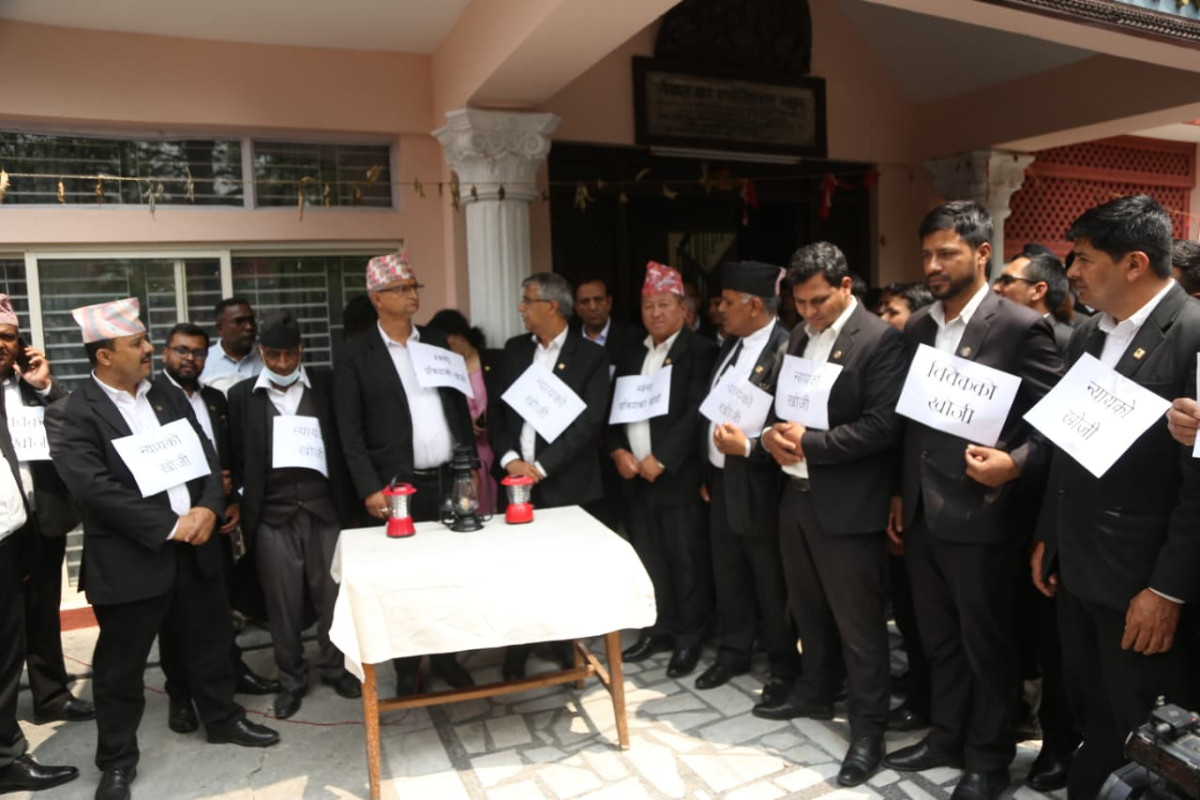 न्याय र विवेकको खोजीमा नेपाल बारद्वारा लाल्टिन जुलुस, न्यायपालिकाभित्रको ‘द्वैत शासन’ प्रति आपत्ति